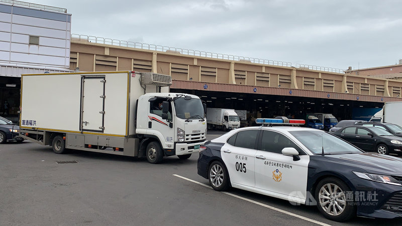 首批武漢肺炎牛津AZ疫苗3日上午抵台,下午由冷凍車從華儲倉庫載送離開,前方有警車戒護。中央社記者葉臻攝 110年3月3日