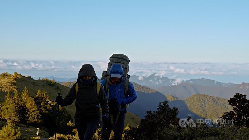 紀實節目「群山之島與不去會死的他們」邀登山家張元植(後)帶著62歲母親徐思潔(前)走聖稜線,對張元植來說,所有事情都是要考慮「媽媽有沒有辦法做到」,一路上更扛著兩人份裝備,讓母親輕裝走在前頭。(公視提供)中央社記者葉冠吟傳真 110年3月3日