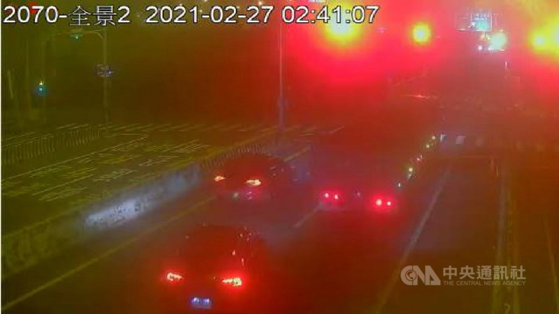 台61線西濱快速道路竹南段2月27日凌晨傳出大批車輛集結競速,苗栗警方3日表示,追查出33輛車涉及當日車聚,針對競駛、違規車輛均依法移送及舉發。(警方提供)中央社記者管瑞平傳真 110年3月3日