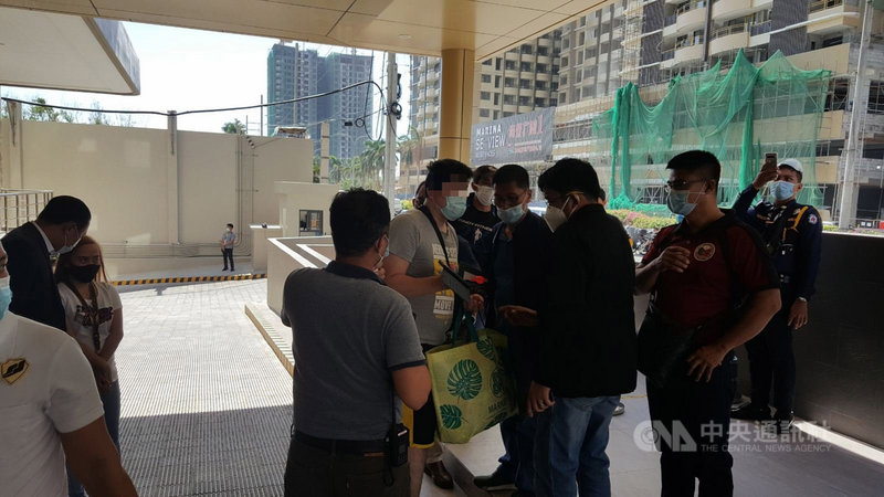 吳姓台灣男子(中)在菲律賓透過通訊軟體向博弈公司求職,卻慘遭限制自由並3度轉賣給其他公司。被害人向駐菲代表處求救後,2日被菲律賓警察總署反綁架大隊救出。(反綁架大隊提供)中央社記者陳妍君馬尼拉傳真 110年3月3日