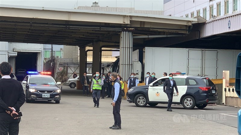 首批武漢肺炎牛津AZ疫苗3日下午運離華儲冷凍倉庫,運送前臨時更改倉庫避免媒體拍攝,全程由警方戒護離開。中央社記者葉臻攝 110年3月3日