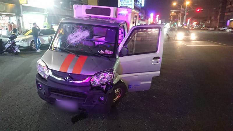 蕭姓男子2日涉嫌在台中竊走一輛小貨車,警方追查車輛到彰化市,蕭男不但拒捕還開車衝撞警車,警方立即開槍制止,將蕭男制伏逮捕,訊後送辦。(民眾提供)中央社記者蘇木春傳真 110年3月2日