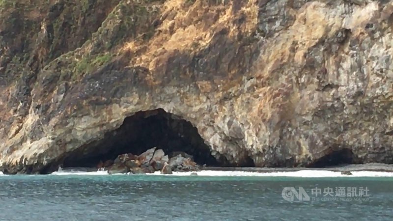 龜山島八景之一的「眼鏡洞」日前坍塌。交通部觀光局東北角暨宜蘭海岸國家風景區管理處3日表示,坍塌屬於自然現象,呼籲其他水上活動玩家應注意自身安全,不要冒險靠近或前往。(東北角風管處提供)中央社記者沈如峰宜蘭傳真 110年3月3日