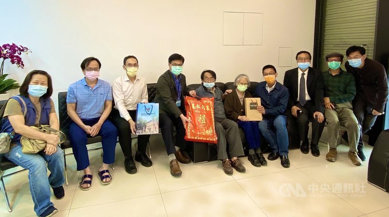 二二八事件屆滿74周年,在3月4日雄中自衛隊成立紀念日前夕,高雄市教育局長、前雄中校長謝文斌(左4)3 日拜訪二二八受難者顏再策家屬,並致贈紀念品、水果。(高雄市教育局提供)中央社記者侯文婷傳真 110年3月3日