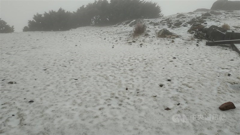 由於南方水氣通過,加上溫度達降雪門檻,中央氣象局3日上午7時05分發布玉山降雪訊息。 (氣象局提供) 中央社記者張雄風傳真 110年3月3日