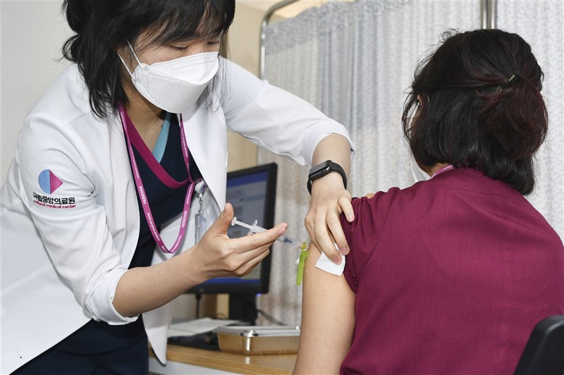 日本一名6旬婦人2月底接種2019冠狀病毒疾病疫苗,3月1日死亡,這是日本民眾接種COVID-19疫苗後死亡的首例。圖為2月27日日本民眾接種疫苗。(共同社)