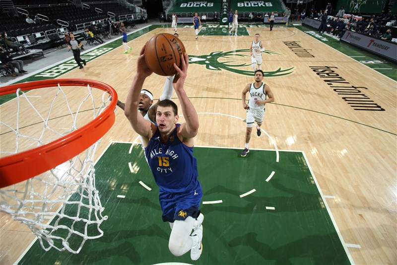 NBA丹佛金塊2日客場對決密爾瓦基公鹿,金塊中鋒約基奇(前)全場豪取37分、11助攻和10籃板,勇奪個人生涯第50次大三元表現。(圖取自twitter.com/nuggets)