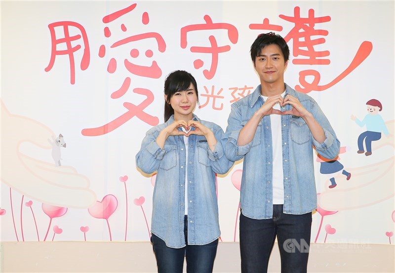 台日桌球夫妻檔福原愛(左)與江宏傑(右)3日傳出協議離婚,兩人所屬的經紀公司華研國際否認離婚傳言。圖為兩人2019年10月於公益活動合影。(中央社檔案照片)