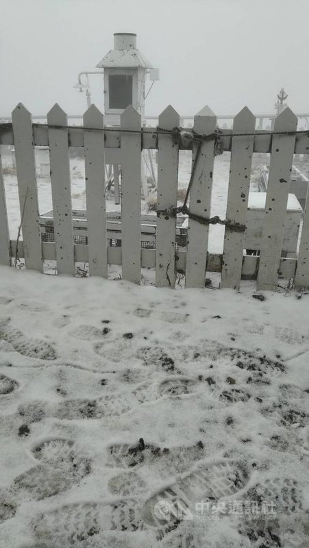 由於南方水氣通過,加上溫度達降雪門檻,玉山3日清晨飄下3月雪;但水氣很快就會通過,預估降雪大概只會持續到上午9時。(氣象局提供)中央社記者張雄風傳真 110年3月3日