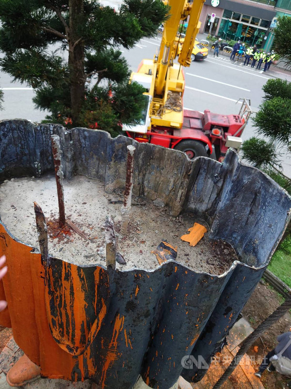 基隆火車站圓環內蔣中正銅像3日展開拆除作業,下午1 時許拉起時銅像攔腰折斷墜地。市府表示,銅像下半身綁著鋼筋灌入混凝土,類似將下半身當成基座,換了兩次吊車,施加達3噸拉力,才會在吊掛過程中攔腰拉斷。(基隆市政府提供)中央社記者王朝鈺傳真 110年3月3日