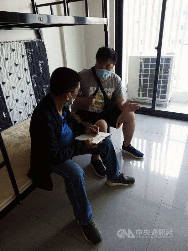 吳姓台灣男子(右)在菲律賓向博弈公司求職,卻慘遭限制自由並3度轉賣給其他公司。被害人向駐菲代表處求救後,2日被菲律賓警察總署反綁架大隊救出。(反綁架大隊提供)中央社記者陳妍君馬尼拉傳真 110年3月3日