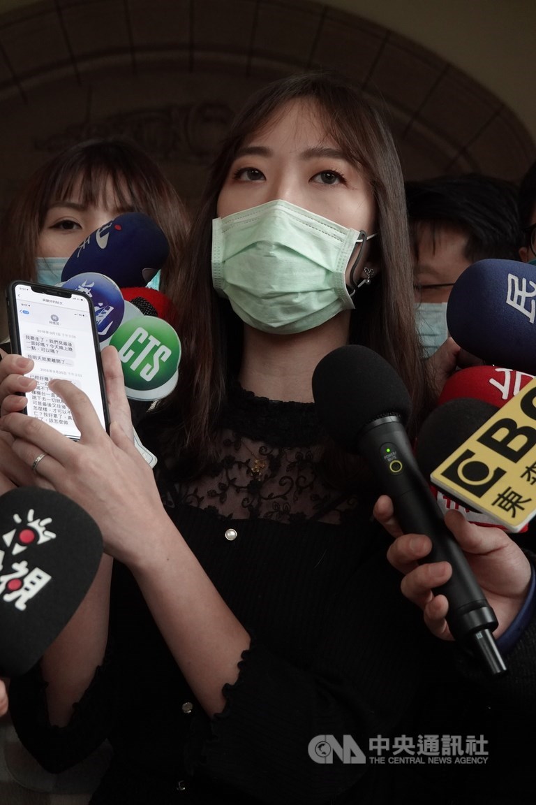 前總統府發言人丁允恭在高雄市新聞局長任內涉桃色風波,監察院於110年1月間彈劾。懲戒法院3日上午開庭。丁允恭妻子蔣婕妤(前)受訪並出示對話紀錄表示,對方分手後主動聯繫,「到底是誰騷擾誰」。中央社記者林長順攝 110年3月3日
