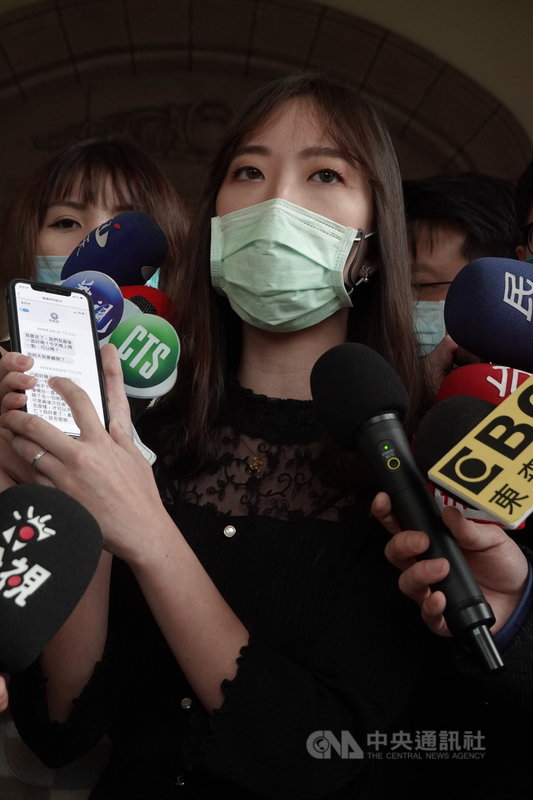 前總統府發言人丁允恭在高雄市新聞局長任內涉桃色風波,監察院於110年1月間彈劾。懲戒法院3日上午開庭。丁允恭妻子蔣婕妤(前)受訪並出示對話紀錄表示,對方分手後主動聯繫,「到底是誰騷擾誰」。中央社記者林長順攝 110年3月3日