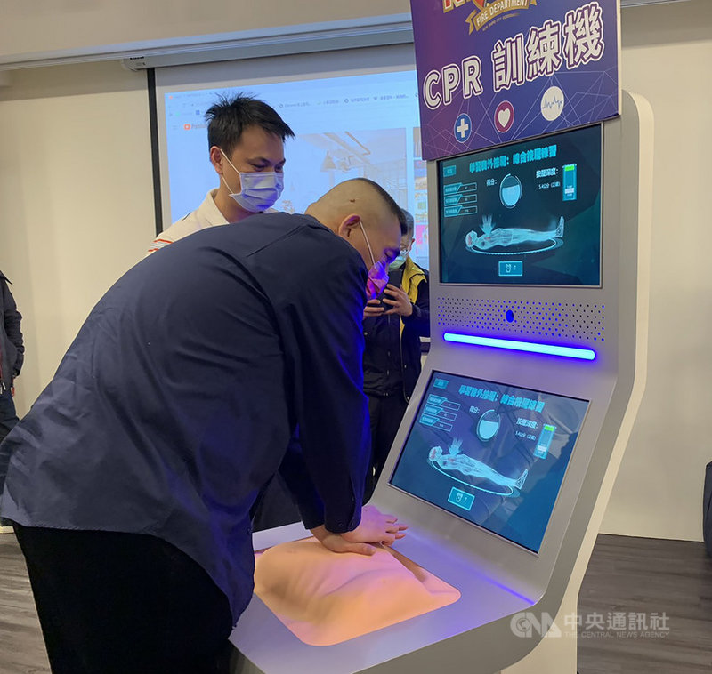 新北市政府消防局引進2台CPR訓練機,在新北市各高中(職)巡迴,透過互動遊戲結合視覺化智慧影音教學,練習正確急救,消防局長黃德清(前)3日親自示範如何操作。中央社記者沈佩瑤攝 110年3月3日