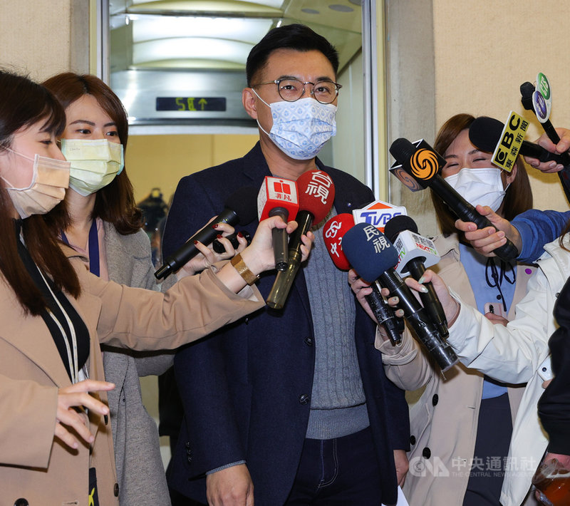 外傳國民黨挺江派獻策,建議找前總統府秘書長廖了以擔任國民黨副主席,國民黨主席江啟臣(中)3日下午在中常會前受訪表示,這是無稽之談。中央社記者謝佳璋攝 110年3月3日