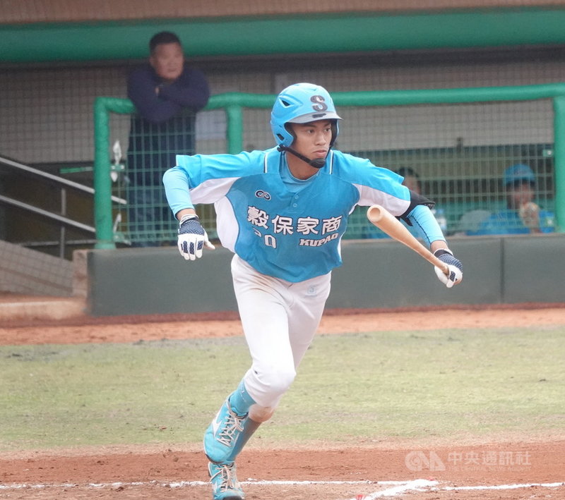 109學年度高中木棒聯賽8強賽,穀保家商野手王威倫(圖)埋伏第9棒,3日面對鶯歌工商怪投敲出團隊第一安、帶起攻勢,幫助球隊拿勝晉級4強。中央社記者謝靜雯攝 110年3月3日