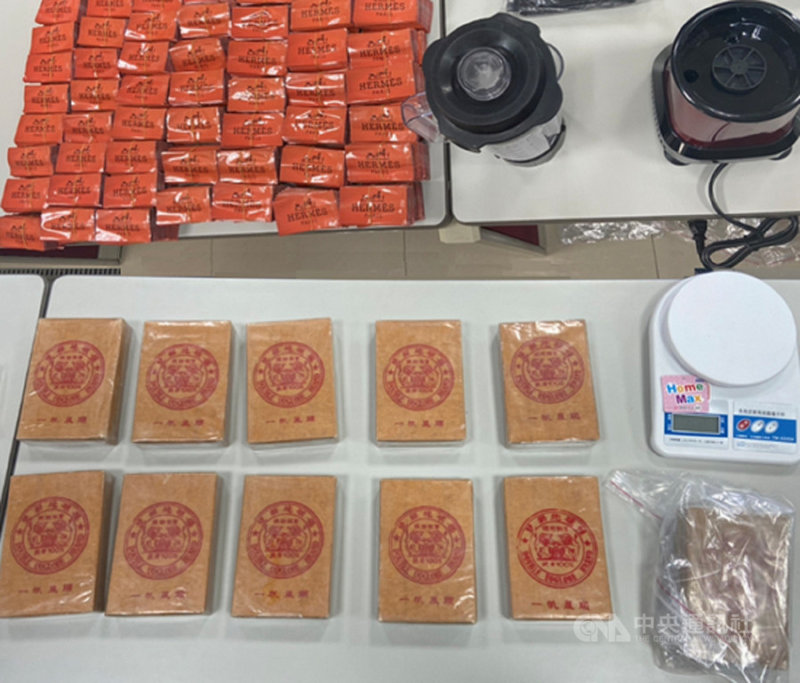刑事局中部打擊犯罪中心上月在高雄市查獲孟姓男子等3人交易毒品,查扣市價逾新台幣2000萬元的海洛因磚。(翻攝照片)中央社記者蘇木春傳真 110年3月3日
