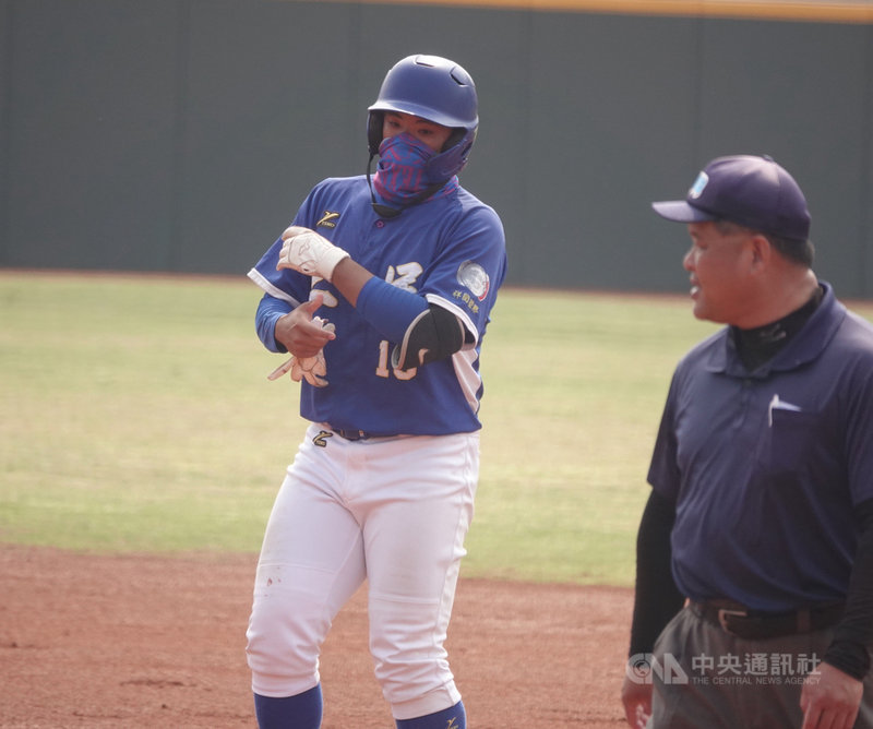 高中木棒聯賽3日8強賽,三民高中野手陳堃益(中)展現拚勁,守備時被打中嘴唇直流血,但包紮後堅持留在場上,單場2安4打點,率隊晉級4強。中央社記者謝靜雯攝 110年3月3日