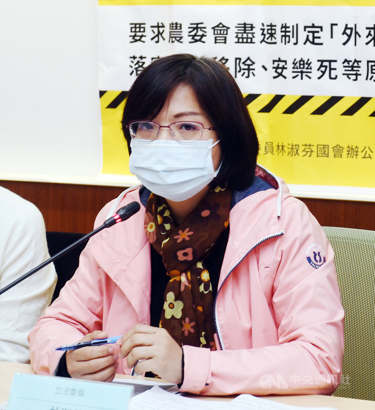 民進黨立法院黨團109年12月對萊豬投票跑票的林淑芬等3名立委停權3年。林淑芬(中)3日在立法院出席動保議題記者會時,回應媒體詢問,她表示,這種處分不是對立委問政的權利,而是處分人民,但決議已成,只能選擇尊重。中央社記者施宗暉攝 110年3月3日