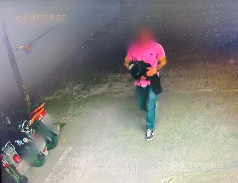 新北市三峽區李姓女子1日晚間在台北大學特區散步,遭人搶走皮包,損失現金與手機等物。警方3日表示,已經鎖定嫌疑人(圖)追緝中。(警方提供)中央社記者黃旭昇新北傳真 110年3月3日