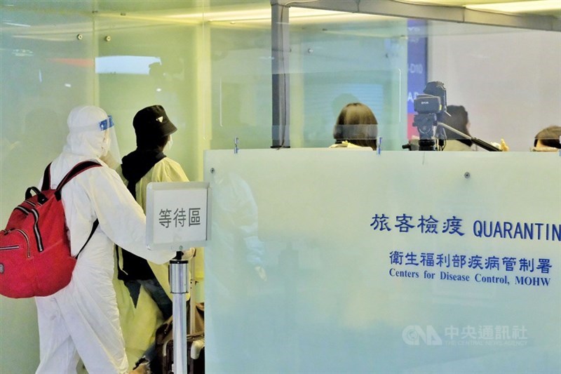 印度武漢肺炎疫情延燒,指揮中心宣布,4日0時實施自印度入境管制措施,僅本國籍或持居留證者可入境,但須集中檢疫。圖為桃園機場旅客檢疫處。(中央社檔案照片)