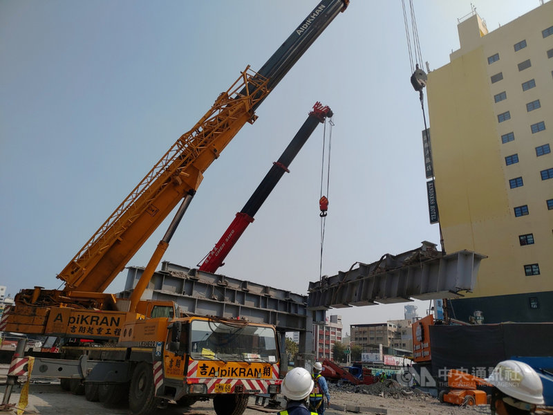 高雄市中博高架橋引道拆除工程進入第6天,預計拆除的84支引道鋼梁全部在3日拆除完成,4日增加吊拖車載運鋼梁。(鐵道局提供)中央社記者王淑芬傳真 110年3月4日