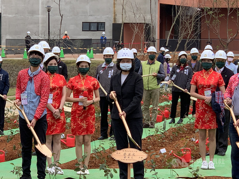 總統蔡英文(前中)4日視察興建中的「台灣客家茶文化館」,並親自種下茶樹。中央社記者葉臻攝 110年3月4日