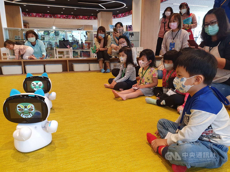 屏東縣立圖書館總館推廣兒童閱讀,3月至7月每週六下午3時在1樓兒童閱覽區,將由AI機器人「凱比」說故事。(文化處提供)中央社記者郭芷瑄傳真 110年3月4日
