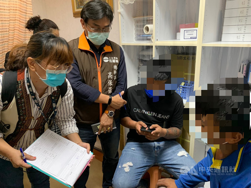 高雄建案工安意外釀1死1命危及3人受傷,5人為來自屏東的排灣族人。高雄市原民會下午指出,主委阿布斯已前往醫院關心傷者,原民會原住民族家庭服務中心也派員完成訪視,並提供急難救助管道。(高市原民會提供)中央社記者洪學廣傳真 110年3月4日