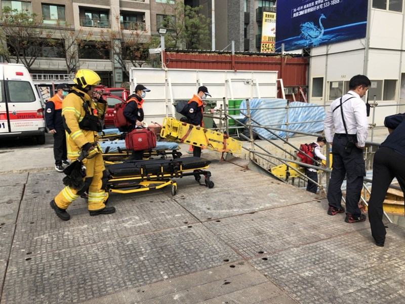 高雄市鼓山區美術東四路4日上午發生工安意外,疑鋼筋綁紮時突然倒塌,造成1人死亡。(讀者提供)中央社記者王淑芬傳真 110年3月4日