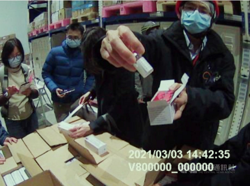 首批牛津AZ疫苗3日運抵台灣,由食藥署人員確認疫苗批號、數量及冷鏈無誤後,拆開疫苗包裝檢查外觀。(食藥署提供)中央社記者張茗喧傳真 110年3月4日