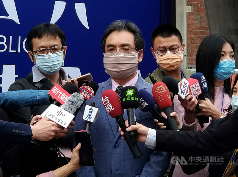 客家公共傳播基金會董事長陳邦畛(左2)4日表示,盼透過基金會讓客家文化變成所有人共同文化,如透過電台、電視、文字,讓不同的族群認識、理解、接受,期許更多人親近客家文化,也讓客家後生晚輩能認同。中央社記者張雄風攝 110年3月4日