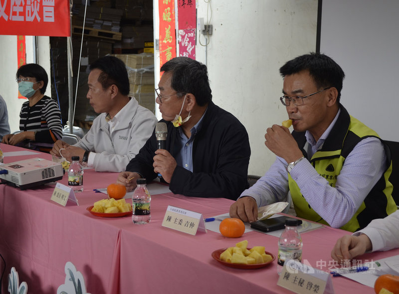 農委會主委陳吉仲(右)4日在嘉義縣長翁章梁(右3)、民進黨立委陳明文(右2)等人陪同下走訪嘉義縣梅山嘉祥合作社,並與在地鳳梨農舉辦行銷座談會。中央社記者蔡智明攝 110年3月4日