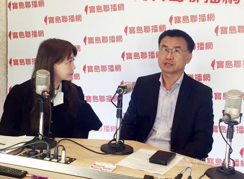 農委會主委陳吉仲(右)4日接受寶島聯播網主持人簡余晏(左)專訪鳳梨議題,他表示,中國如果對國際貿易處理持續沒有訂定規範,將貿易與政治綁在一起,會促使相關貿易國家團結,最後傷害最大的是中國本身。中央社記者楊淑閔攝 110年3月4日