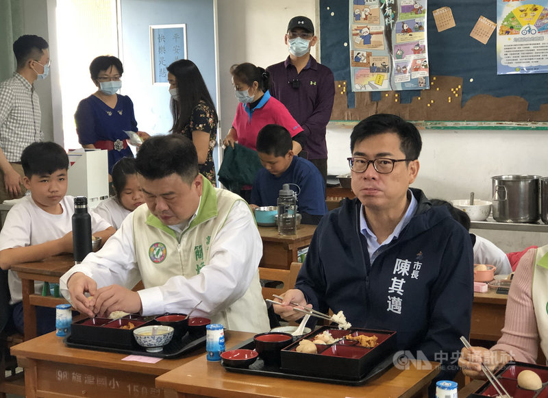 高雄市長陳其邁(右)4日參觀旗津國小,並與學生共享午餐,鼓勵學校培養食農教育。中央社記者侯文婷攝 110年3月4日