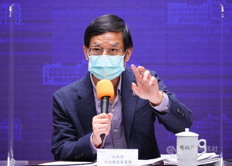 行政院會後記者會4日在新聞中心舉行,政務委員林萬億(右)出席說明政策。中央社記者謝佳璋攝 110年3月4日