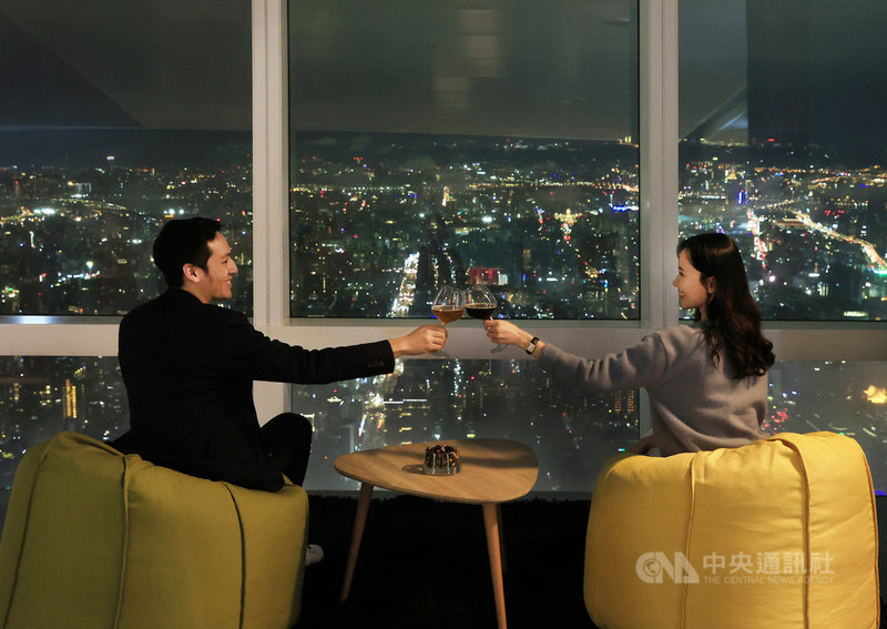 台北101觀景台晚間開放遊客預約窗前專屬座位觀賞夜景,另外也會揭密台北101光之倒影等特色隱藏景點。(台北101提供)中央社記者楊舒晴傳真 110年3月4日