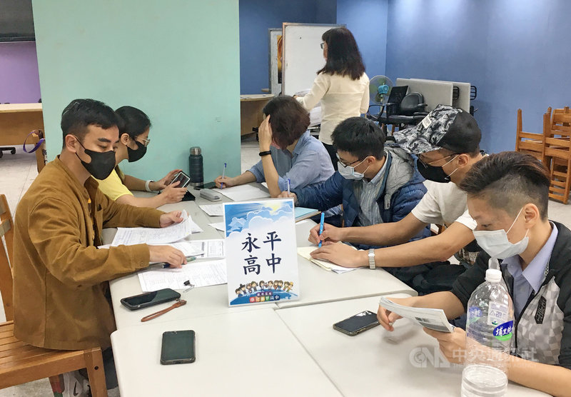 新北市教育局4日表示,全國輔導轉銜工作以建置線上系統資料為主,而新北巿除線上系統外,還舉行多場次實質轉銜會議,盼讓學生輔導工作與需求無縫接軌。(新北市教育局提供)中央社記者黃旭昇新北市傳真 110年3月4日