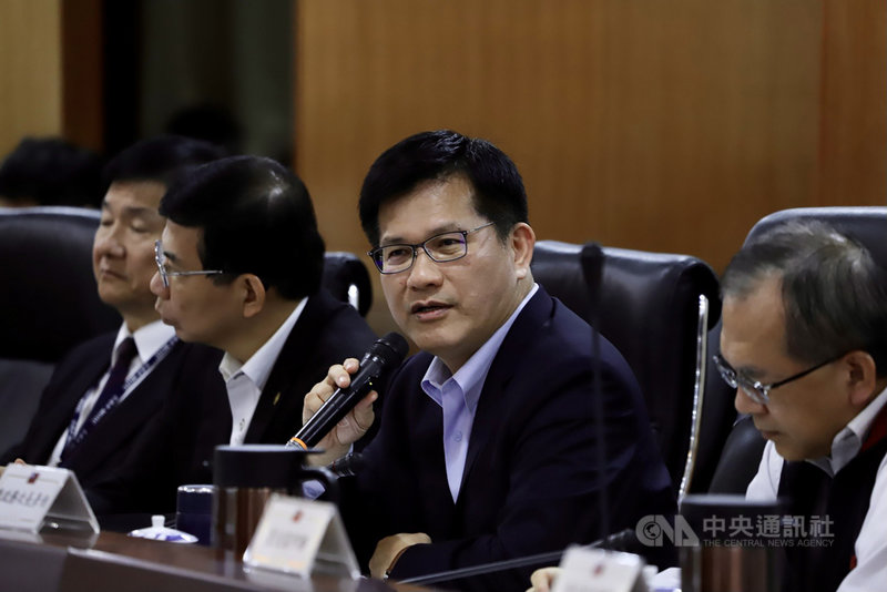 西濱快速公路2月21日發生連環追撞的重大事故,引發各界關注,交通部長林佳龍(右2)同意公路總局投入新台幣35億元經費,提升西濱快速公路安全部分。(交通部提供)中央社記者汪淑芬傳真 110年3月4日