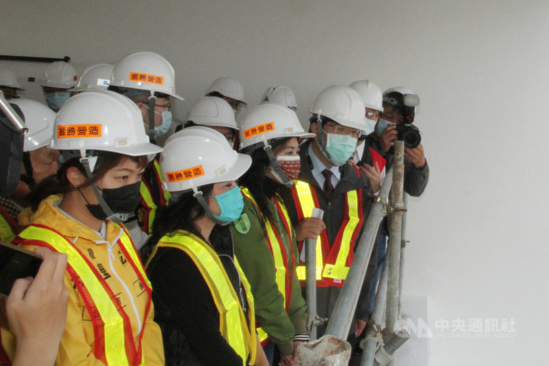 台南永康再生水廠即將完工,台南市長黃偉哲(前左4)4日前往視察。中央社記者楊思瑞攝 110年3月4日