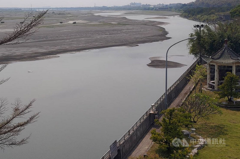 南部地區降雨量偏低導致高屏溪川流量下降,支援量也逐漸減少,3日北送的量已不足1萬噸,考量川流量仍在下降中,4日暫時停止北送。(南區水資源局提供)中央社記者楊思瑞台南傳真 110年3月4日