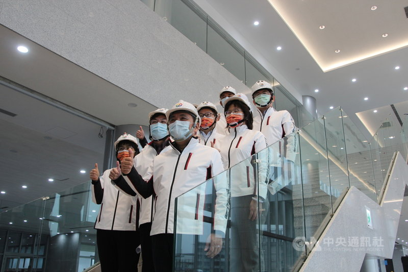 首批牛津AZ疫苗3日抵台。新北市長侯友宜(前)4日到新店區視察「寶高智慧產業園區統包工程」後,接受媒體聯訪表示,支持中央政府施打順序,也相信中央在疫苗採購、品質和數量有一套做法。中央社記者沈佩瑤攝 110年3月4日