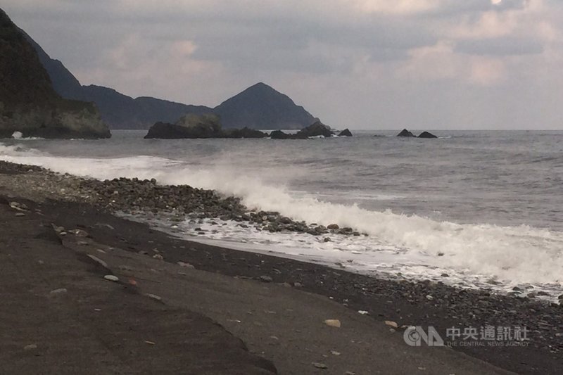 宜蘭縣南澳沙灘曾在民國107年發生2起遊客落海意外,造成5死。縣府之後下令當地禁止所有遊憩活動;經2年半滾動式檢視後,縣府基於遊憩安全、環境生態、居民生活及漁民生計等原則,決定採「原則開放、部分限制、例外禁止」管理,並採分階段方式開放。(宜蘭縣政府提供)中央社記者沈如峰宜蘭縣傳真 110年3月4日