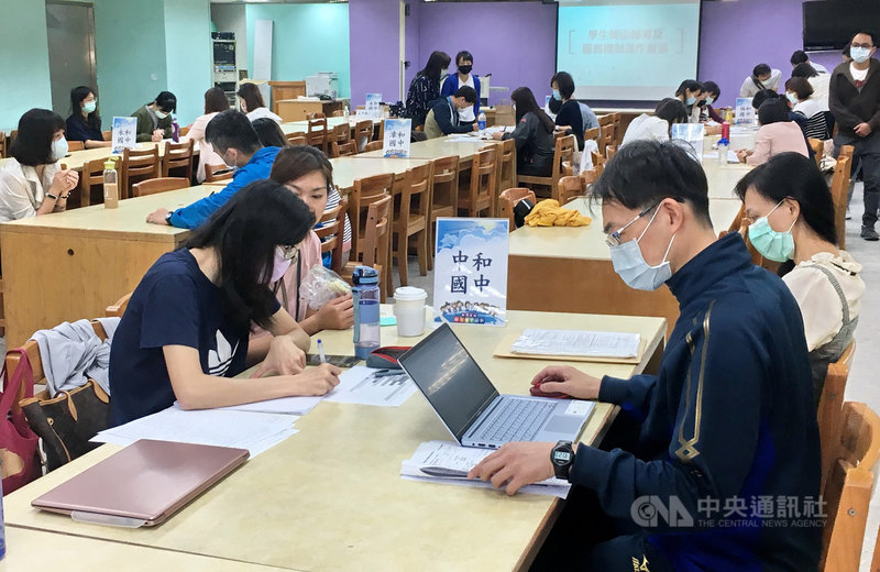 新北市教育局4日表示,新北巿輔導轉銜工作除線上系統外,還會舉行實質轉銜會議,以面對面方式研討轉介個案學生,不同學制間共同為學生營造有安全感與歸屬感的新環境,幫孩子適應新學習階段。(新北市教育局提供)中央社記者黃旭昇新北市傳真 110年3月4日
