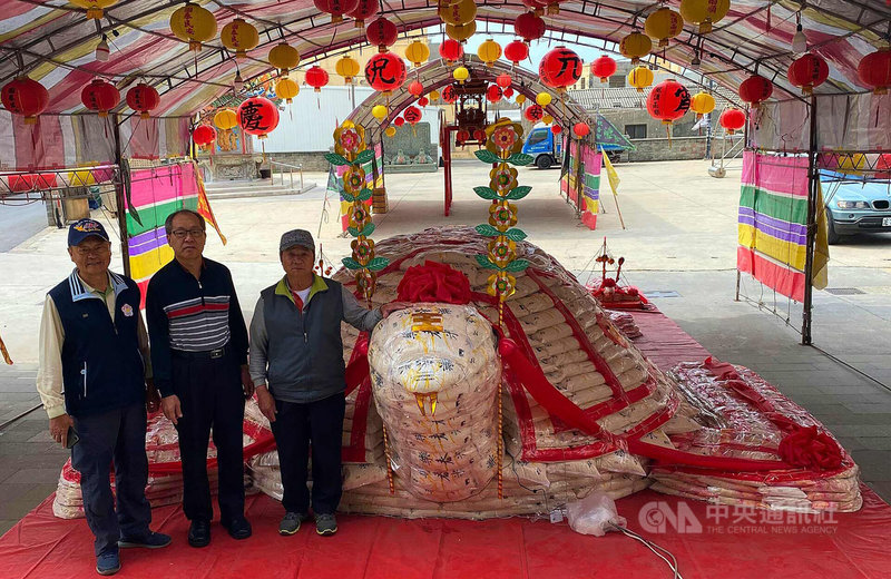 澎湖旅北企業家、前旅北同鄉會理事長呂瑞進(中)今年以5聖杯乞得澎湖湖西鄉龍門村觀音宮2萬2000斤重米包龜,9日中午將進行龜化分贈弱勢鄉親。呂瑞進表示,明年將奉還2萬5000斤。中央社 110年3月4日