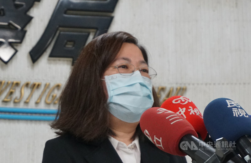 刑事局指紋科黎姓警務持毒被逮送辦。刑事鑑識中心主任黃女恩(圖)4日在記者會上表示,發生事情後深感痛心,將針對查辦毒品業務的同仁從抽檢改為全採檢尿液,杜絕類似案件再發生。中央社記者劉建邦攝 110年3月4日