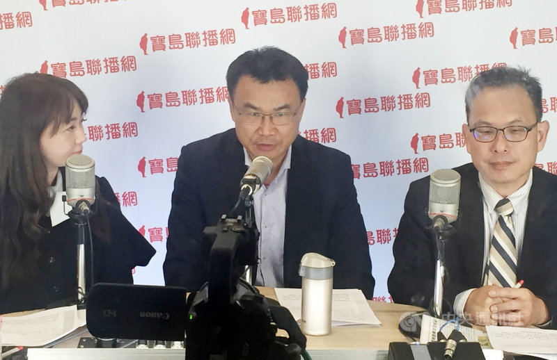 農委會主委陳吉仲(中)4日接受廣播專訪時表示,因應中國3月起暫停輸入台灣鳳梨,截至3日,日本預購台灣鳳梨累計5000公噸,可以走到日本市場,就絕對可以走到全球市場。中央社記者楊淑閔攝 110年3月4日