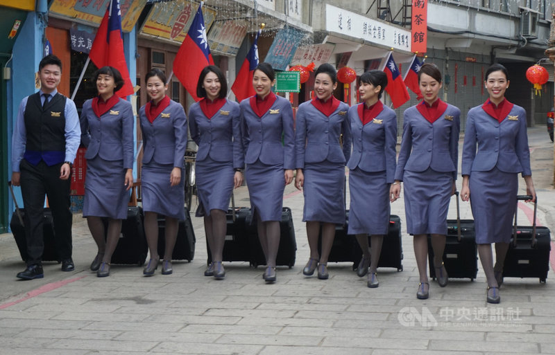 金門縣政府攜手航空公司等民間企業推出「百位空姐空少遊金門」,讓空服員化身遊客,到金門賞秘境、拍美照、住特色民宿、大啖美食等,並在社群網站上分享好玩、好拍、必吃、必住的遊金攻略,行銷金門觀光。中央社記者黃慧敏攝 110年3月4日