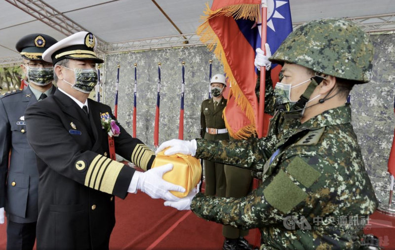 陸軍109旅3日編成,參謀總長黃曙光上將(左)授印,未來陸軍109旅將擔負新兵及後備訓練的任務。(軍聞社提供)中央社記者游凱翔傳真 110年3月4日