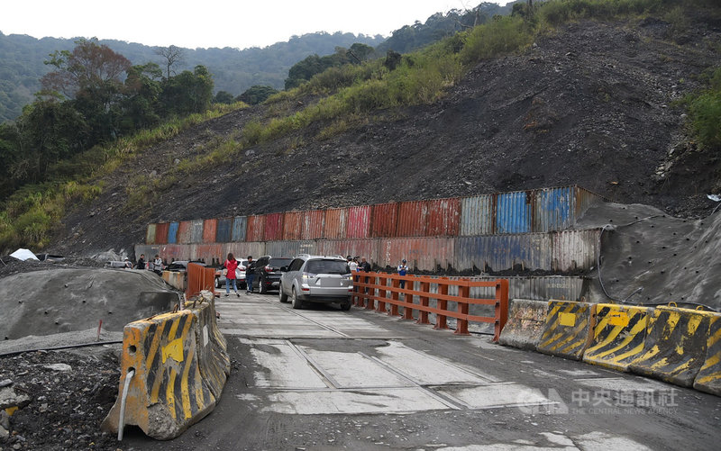 南投力行產業道路指標49公里處邊坡崩塌嚴重,縣府利用貨櫃堆疊保護駁坎,邊坡也以鋼軌樁保護,縣長林明溱4日指出,這種貨櫃加固邊坡工法若能通過雨季考驗,將會應用在其他崩塌區。(南投縣政府提供)中央社記者蕭博陽南投縣傳真 110年3月4日